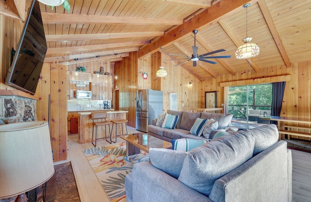 Peaceful Wooden Cabin, 2 Mi to Bass Lake!