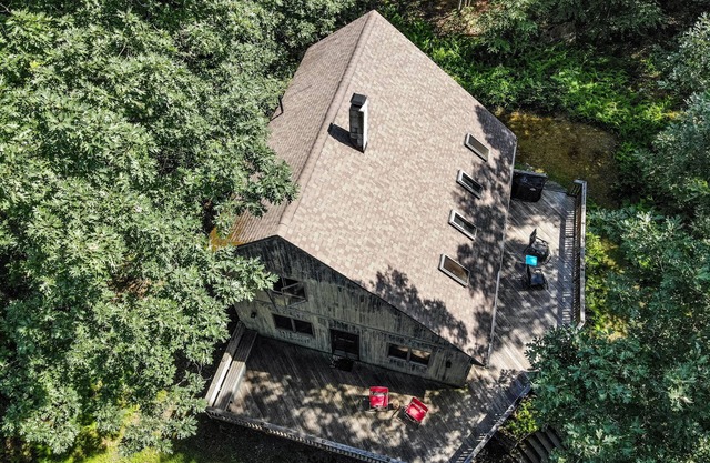Modern Retreat in Wäldern mit Bachlauf und Wandern in der Nähe von Bethel Woods