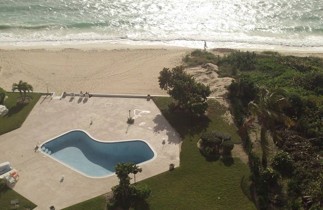Ruhige und entspannende Aussicht auf das Meer und den Pool von einem Apartment mit 1 Schlafzimmer