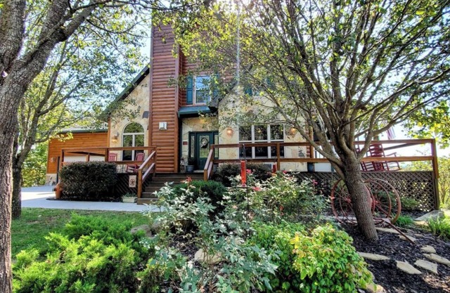 Peacewood - Fire pit, hot tub, private yard, comfy beds, and more!