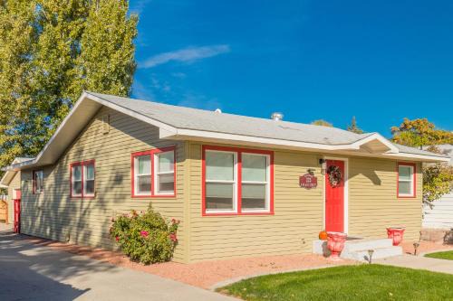 Peach House Ii - Cozy, Inviting Downtown Cottage!