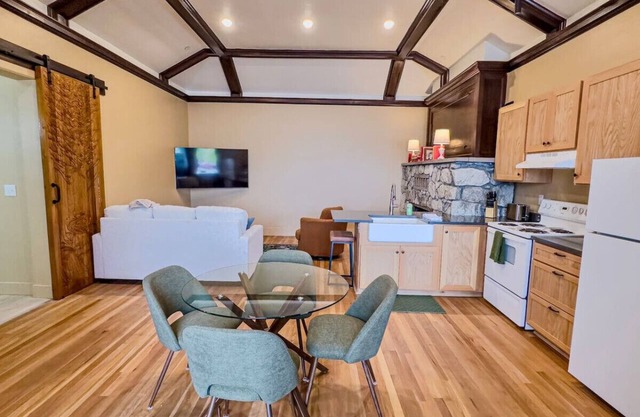 Peach Street Inn | Suite 2