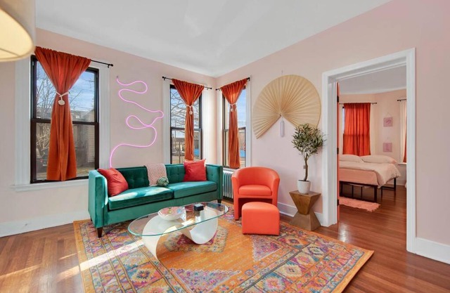 Peachy Paradise in East Rock Near DT/Yale