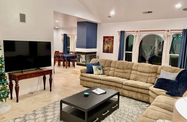 Peacock House/Sleeps 12/Hot Tub/Game Room