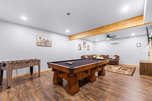 Peak-A-View - Beautiful pet friendly A-frame on 2 acres w/panoramic views and trailer parking