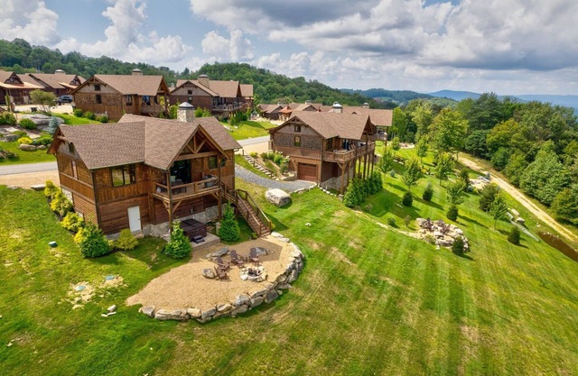 Peak A View- Camp Eagles Nest with views, two ensuites, fire pit, hot tub