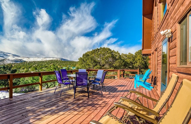 Peak View Lodge-Beautiful Mountain View, Large Deck, WiFi, W/D, Great for ATVs!