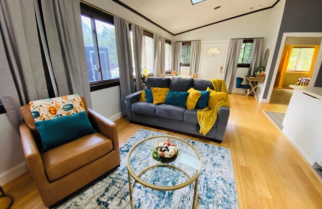 ⛰️Peaks of Pipestem ⛰️ Brand new listing with all NEW furnishings