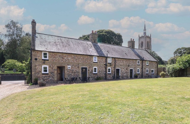 PEAR TREE COTTAGE, pet friendly, with a garden in Swaffham
