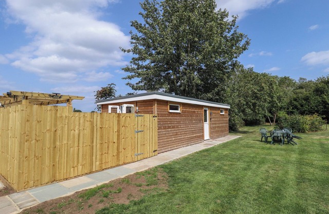 PEAR TREE LODGE, pet friendly, with a garden in Huttoft