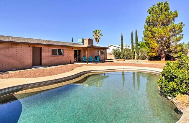 Pearce-Sunsites Home mit Blick auf den Pool und die Berge der Wüste