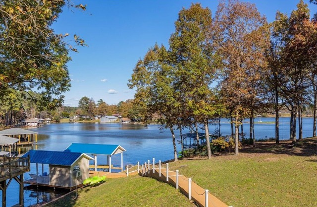 Pearl of the Lake on Lake Gaston! Quiet cove with beauitful views