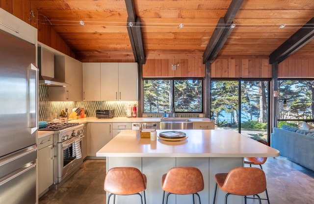 Mitte des Jahrhunderts moderne Pebble Beach Gem mit Meerblick in der Nähe von Golf