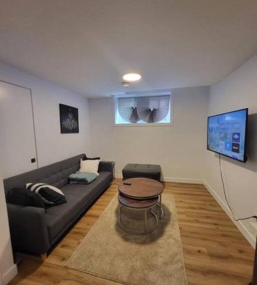 Pebbles' Cozy 2Bed Basement Suite - near Downtown