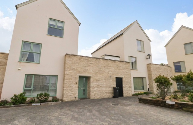 PEBBLES REACH, pet friendly, country holiday cottage in Fortuneswell