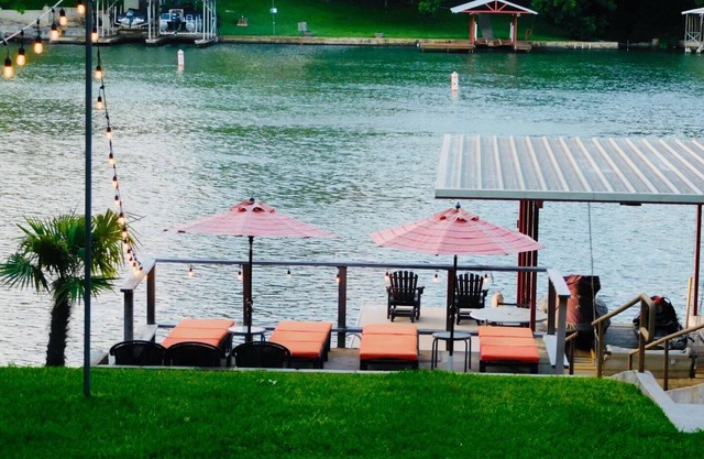 Pecan House befindet sich am Lake LBJ. Offenes Wasser, schöner Garten, schattige Pekannussbäume!