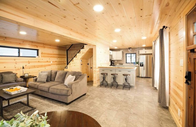 2 BDRM Donner Lake Cottage Walk to Beach!