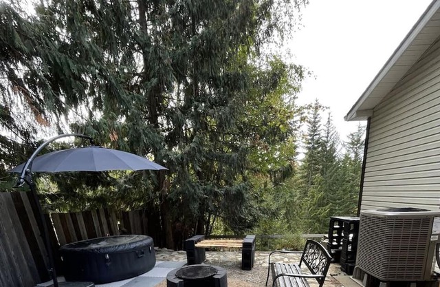Peekaboo Lake Views and Private Hot Tub