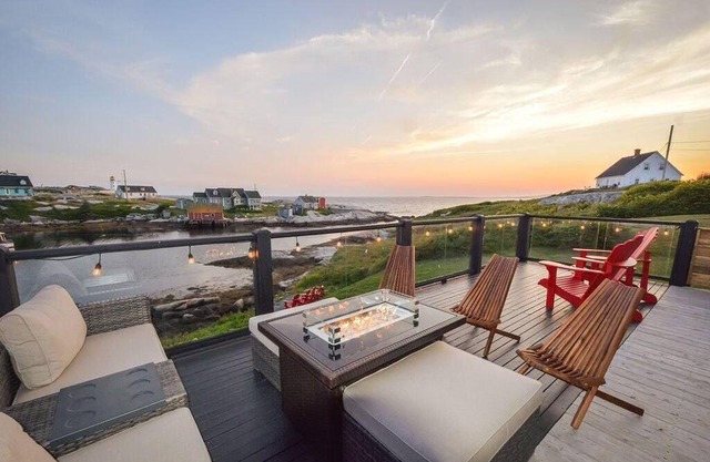 Peggy's Cove - Modern Home with Lighthouse View