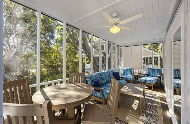 Fragen Sie nach SPECIALS! NEU RENOVIERT - Wunderschönes Haus in der Pelican Bay Community