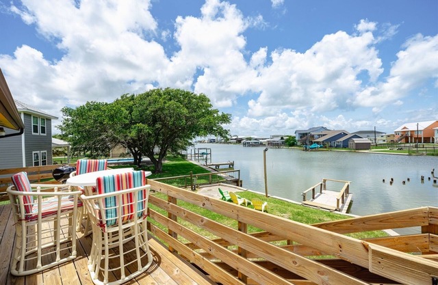 Pelican Cove - Canal Home Located in Copano Ridge