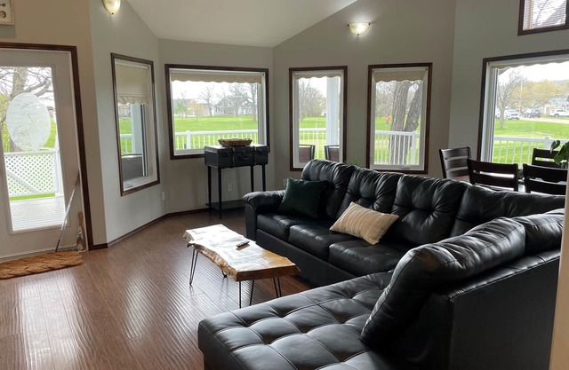 Pelican Lake Fish & Golf Get-Away, Beautiful Pleasant Valley Home
