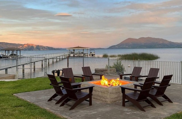 Pelican - Lake Front Lakeport