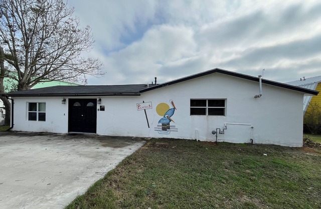 Pelican Place--lit dock, crab cages, W/D, 5 TVs, gameroom, fully stocked kitchen