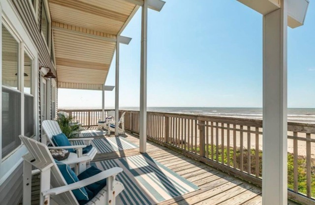 Pelican Point 1- BEACHFRONT 4BR/2BA Sleeps 12, 2 Masters