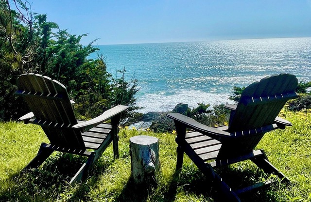Pelican Point - Oceanfront Blufftop on 1 Acre, Hot Tub, Dog Friendly!