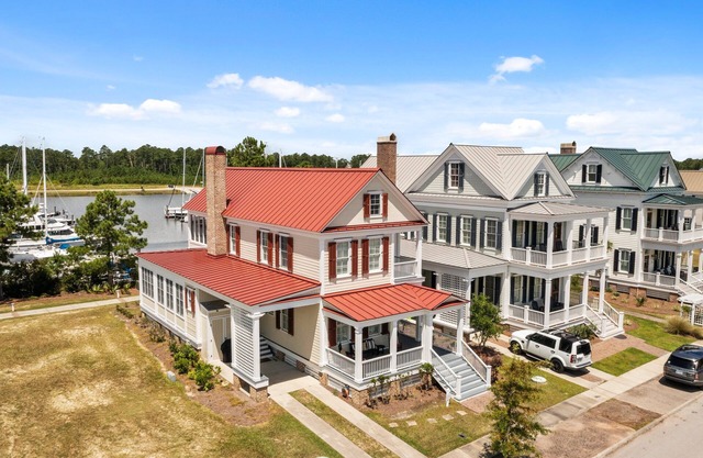 Dawg Catcher - Relax and enjoy this waterfront dog friendly retreat