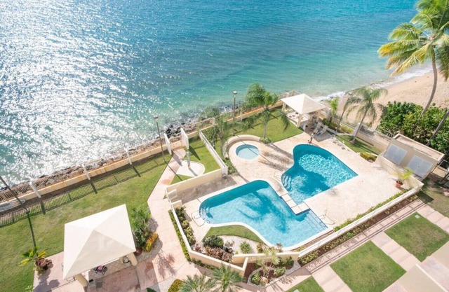 Pelican Reef 103- Beachfront Petite Paradise - 1st level