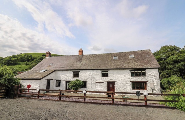 PENARTH, pet friendly, character holiday cottage in Builth Wells