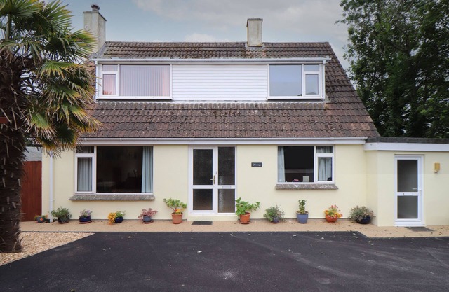 PENCOYS, pet friendly, with open fire in Mullion