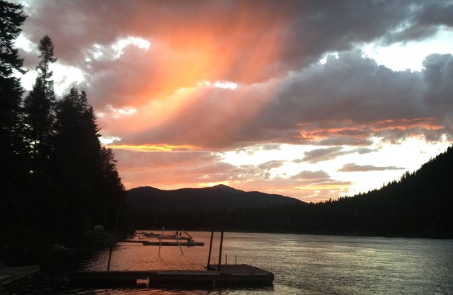 Wasserfrontkabine auf Pend Oreille River mit Dock