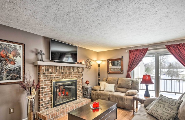 NEW! Penfield Townhome 10 Mi to Downtown Rochester