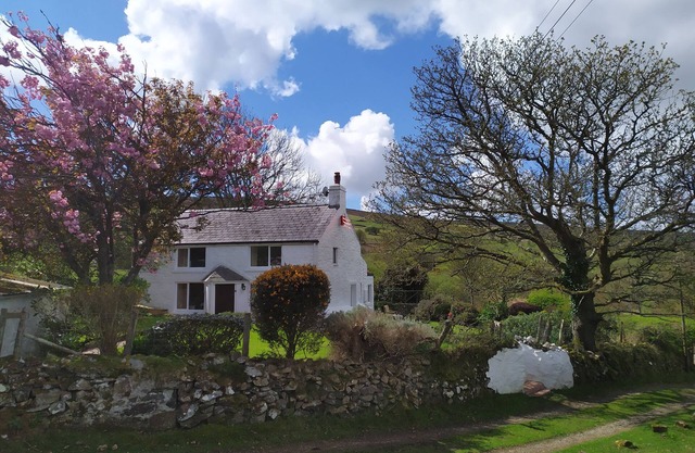 PENLLAIN, pet friendly, with open fire in Newport, Pembrokeshire