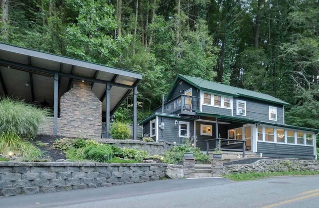 PENN STATE Country Creek Cottage w/ Hot Tub - ON Spring Creek and 7 miles to PSU