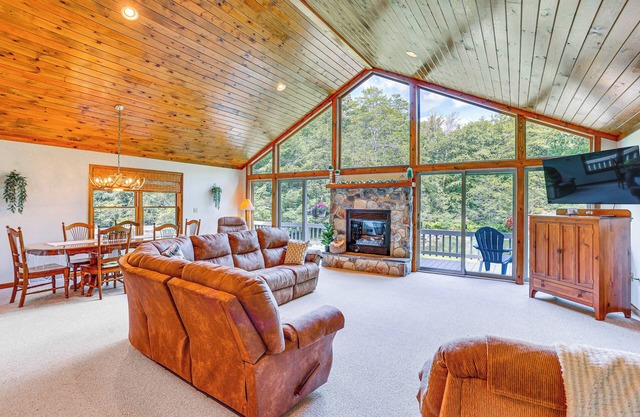 Pennsylvania Cabin Hideaway: Hot Tub & Deck!