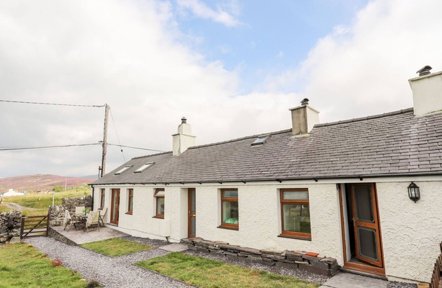PENRALLT FAWR, pet friendly, character holiday cottage in Waunfawr