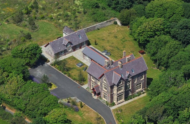 Penrhiw Priory, Holiday Cottage St Davids, Sleeps 16, 8 bedrooms, bathrooms