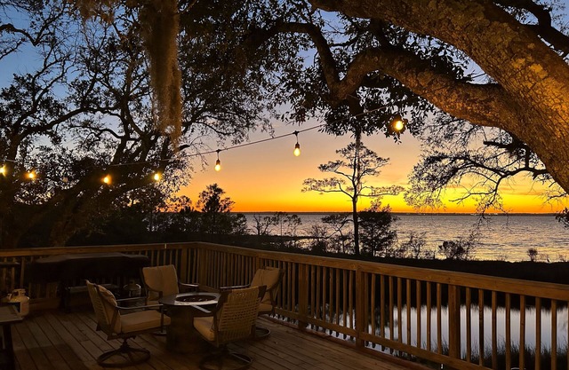 Pensacola Bay waterfront! Close to Pensacola and Navarre beach , amazing sunsets