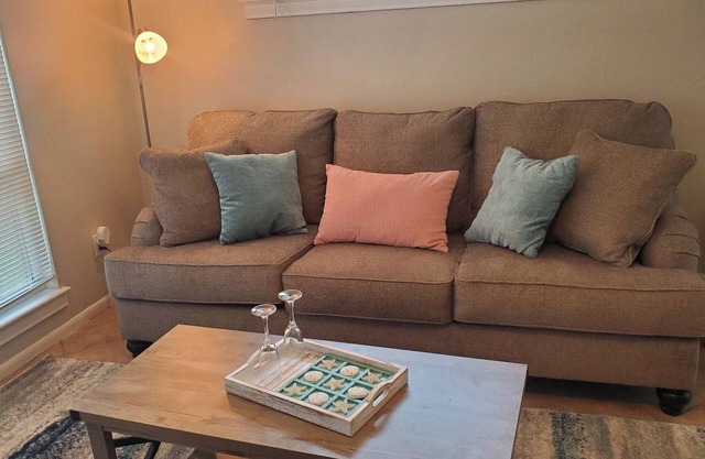 Pensacola House 3br/2ba Eaton Place. Ping Pong Table. Pet-Friendly fenced yard