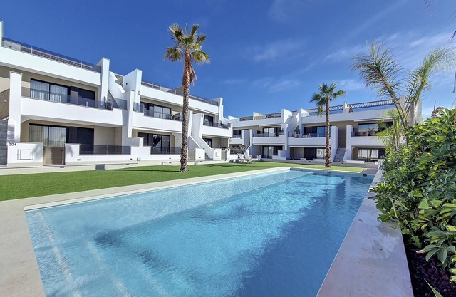 Penthouse-Wohnung mit Pool, Parkplatz und WLAN
