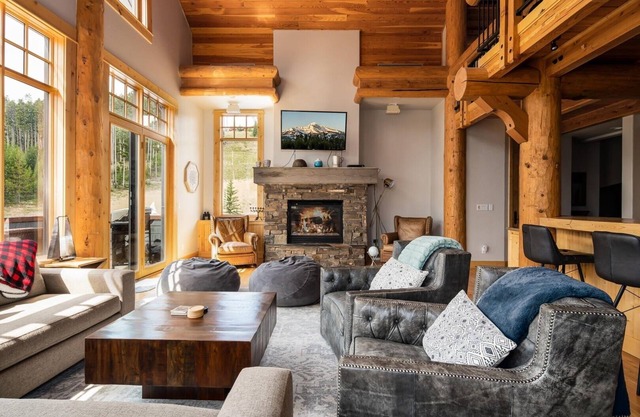 Penthouse 1 (3-Bedroom) with Mountain view by Moonlight Basin Lodging
