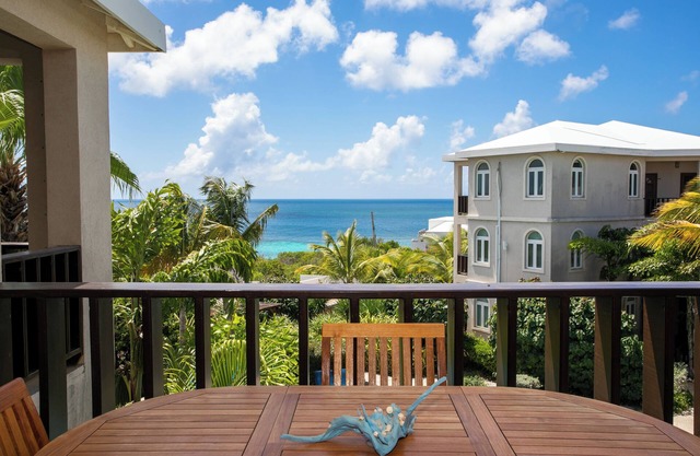 Penthouse 2 Bedroom Condo- Shoal Bay! 2 King Suites, complimentary beach chairs on Shoal Bay!
