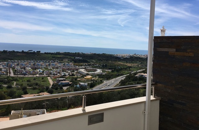 Penthouse 2 bedroom apartment with Stunning Panoramic Sea Views, air con