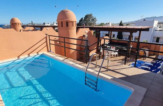 Penthouse, 2 Schlafzimmern, privatem Pool im Solarium. 60m vom Strand, WiFi.