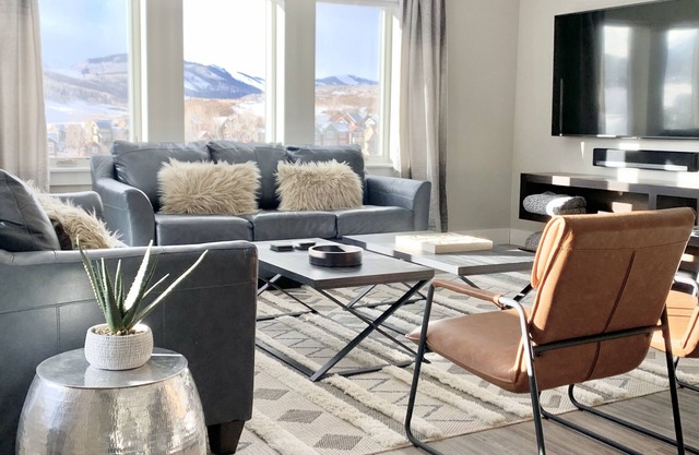 Penthouse #4 Panoramic Views, Hot Tub, 75" & 55" TVs, Sonos, Free Town & Ski Bus