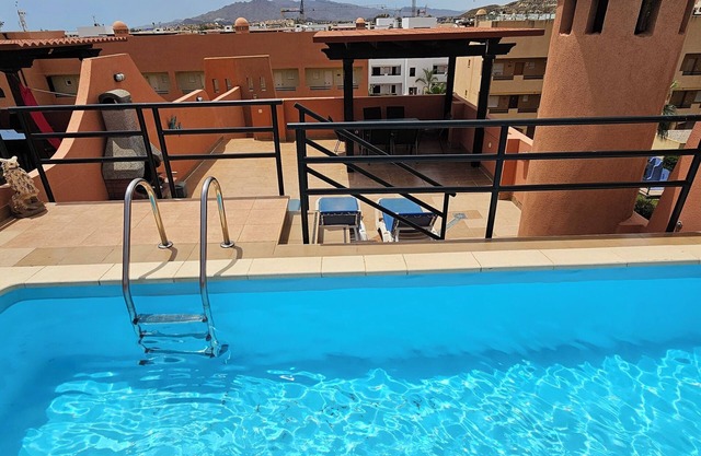 Penthouse 150 m vom Strand entfernt, mit privatem Pool in Solarium, WI-FI